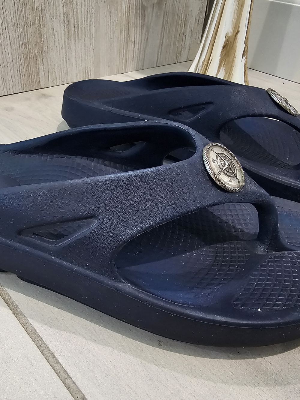 OOFOS Womens Navy Blue Thong Sandals Flip Flops with Silver Emblem Size 10